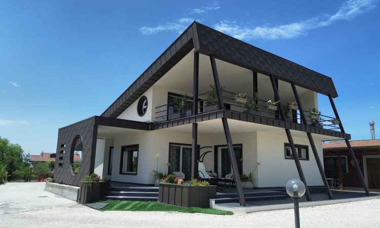 Efficienza energetica ed eleganza architettonica: un edificio NZEB dialoga con il paesaggio naturale del Parco