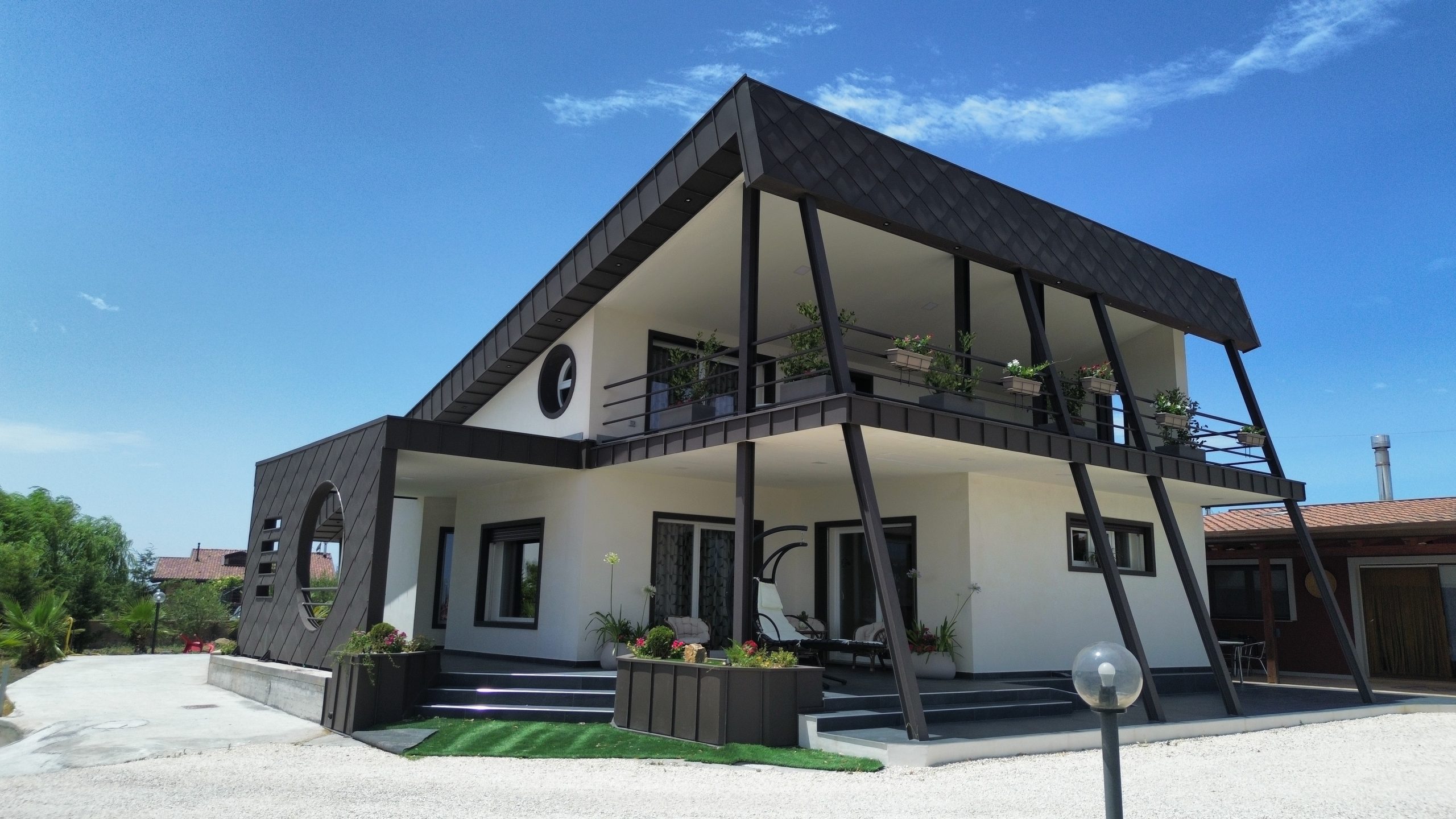 Efficienza energetica ed eleganza architettonica: un edificio NZEB dialoga con il paesaggio naturale del Parco