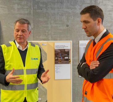 Il ministro del clima e dell'ambiente norvegese in visita ai laboratori di ricerca Mapei.