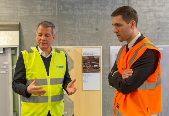 Il ministro del clima e dell'ambiente norvegese in visita ai laboratori di ricerca Mapei.