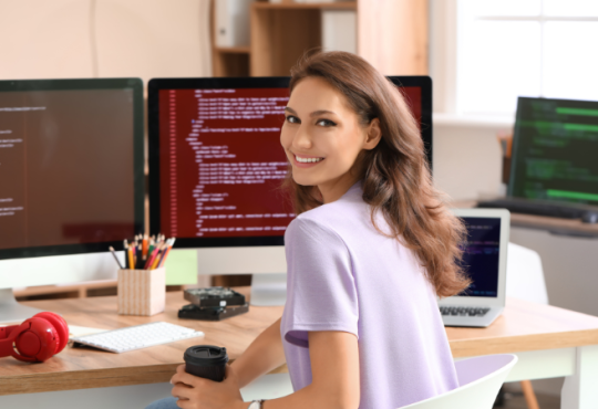 Programmatore Informatico: cosa fa, quanto guadagna e come diventarlo nel 2025