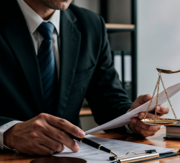 Difetto di legittimazione del progettista, il TAR Lombardia chiarisce chi può impugnare i titoli edilizi