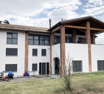 Una casa sul Parco dei Boschi di Carrega: ristrutturare in Muratura Armata POROTON® tra natura e comfort