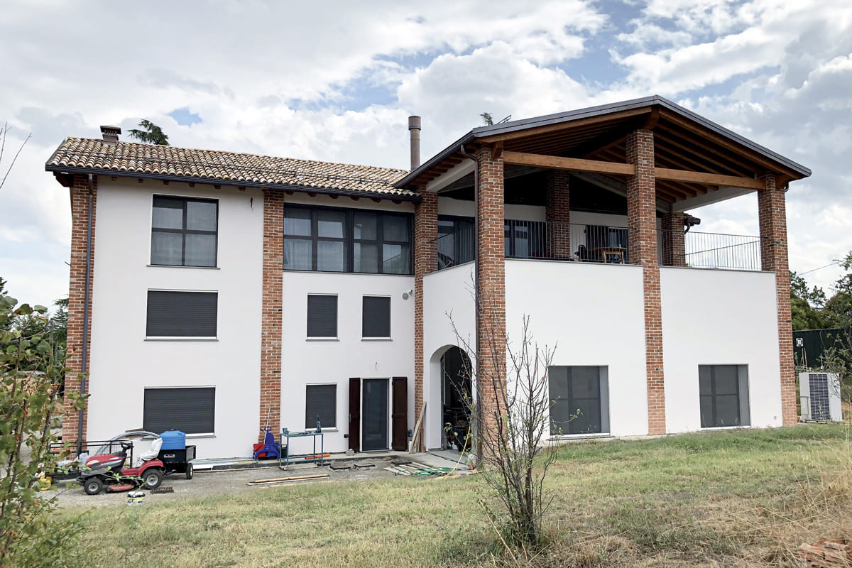 Una casa sul Parco dei Boschi di Carrega: ristrutturare in Muratura Armata POROTON® tra natura e comfort