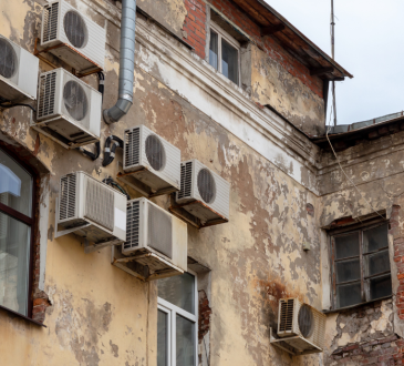 Condizionatore in facciata interna. Quando è edilizia libera e quando il Comune può ordinare la demolizione?