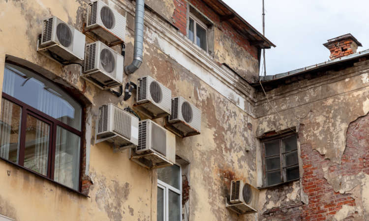 Condizionatore in facciata interna. Quando è edilizia libera e quando il Comune può ordinare la demolizione?