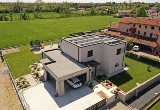 Villa ad alto risparmio energetico: laterizi POROTON® in un involucro efficiente in classe A4
